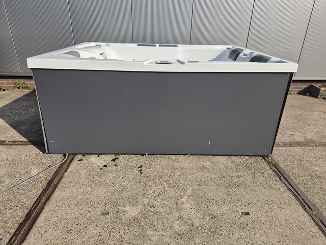 Infinitas spa mb300 pro 3 persoons jacuzzi en buitenspa - afbeelding 17 van  21