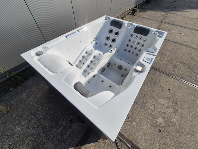 Infinitas spa mb300 pro 3 persoons jacuzzi en buitenspa - afbeelding 21 van  21
