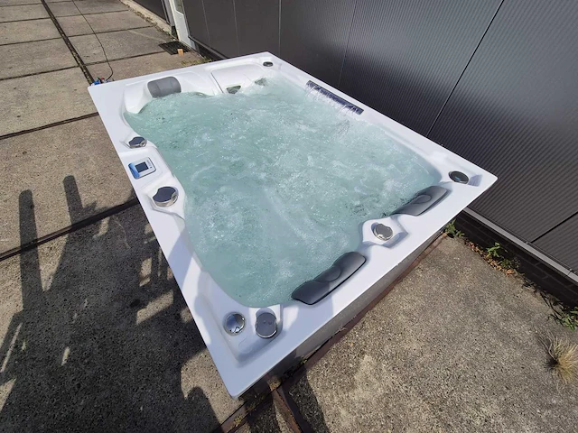 Infinitas spa mb300 pro 3 persoons jacuzzi en buitenspa - afbeelding 4 van  26