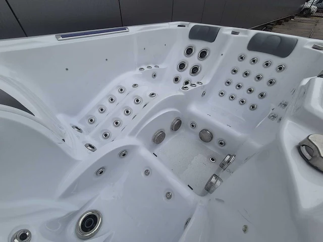 Infinitas spa mb300 pro 3 persoons jacuzzi en buitenspa - afbeelding 5 van  26