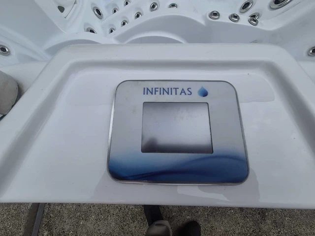 Infinitas spa mb300 pro 3 persoons jacuzzi en buitenspa - afbeelding 19 van  26