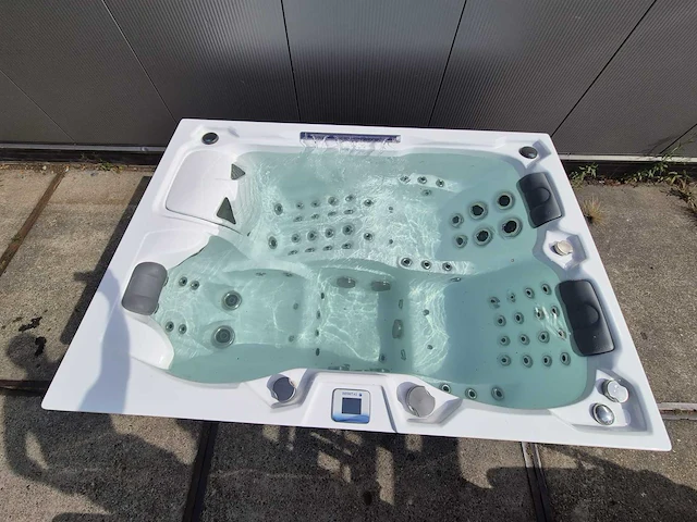 Infinitas spa mb300 pro 3 persoons jacuzzi en buitenspa - afbeelding 12 van  26