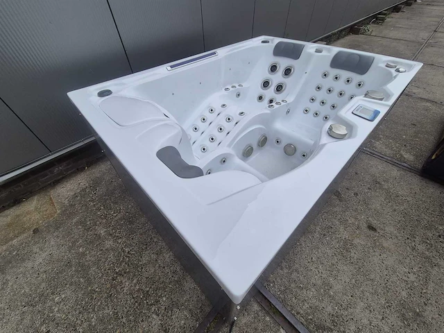 Infinitas spa mb300 pro 3 persoons jacuzzi en buitenspa - afbeelding 20 van  26