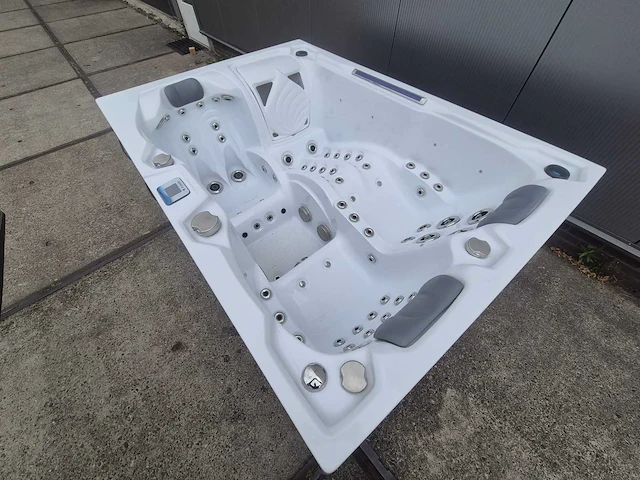 Infinitas spa mb300 pro 3 persoons jacuzzi en buitenspa - afbeelding 21 van  26