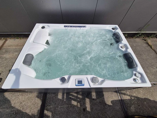 Infinitas spa mb300 pro 3 persoons jacuzzi en buitenspa - afbeelding 23 van  26