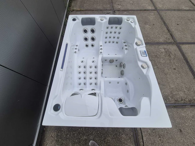 Infinitas spa mb300 pro 3 persoons jacuzzi en buitenspa - afbeelding 25 van  26