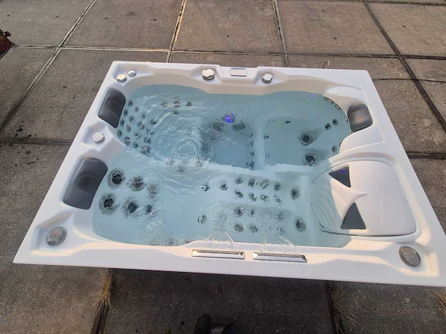 Infinitas spa mb300 pro 3 persoons jacuzzi en buitenspa - afbeelding 16 van  37
