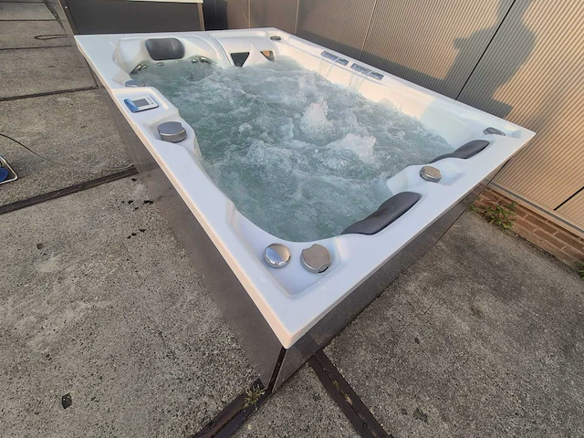 Infinitas spa mb300 pro 3 persoons jacuzzi en buitenspa - afbeelding 20 van  37