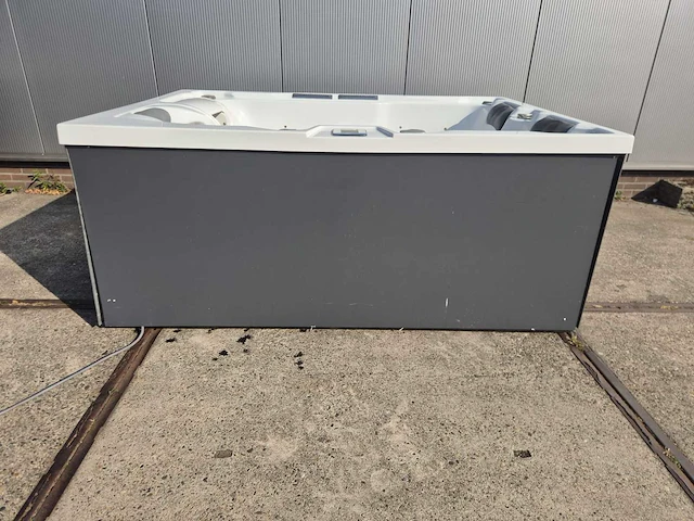 Infinitas spa mb300 pro 3 persoons jacuzzi en buitenspa - afbeelding 26 van  37