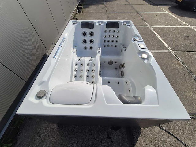 Infinitas spa mb300 pro 3 persoons jacuzzi en buitenspa - afbeelding 33 van  37
