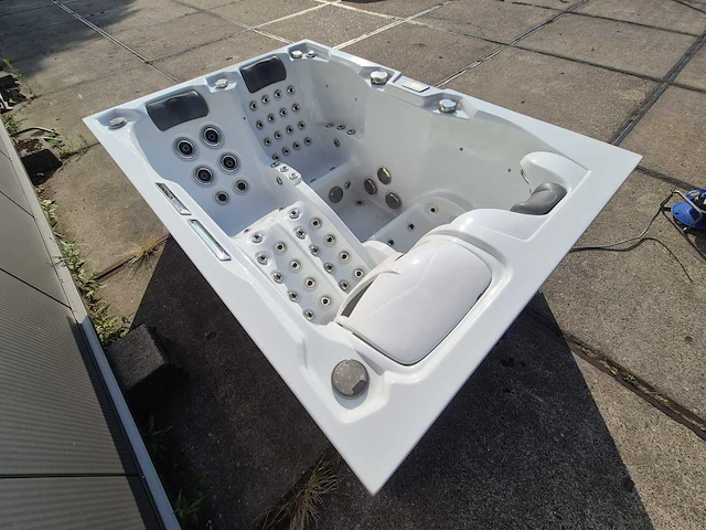 Infinitas spa mb300 pro 3 persoons jacuzzi en buitenspa - afbeelding 35 van  37
