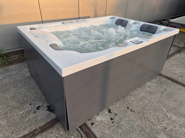 Infinitas spa mb300 pro 3 persoons jacuzzi en buitenspa - afbeelding 22 van  37