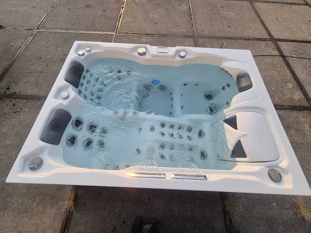 Infinitas spa mb300 pro 3 persoons jacuzzi en buitenspa - afbeelding 15 van  25
