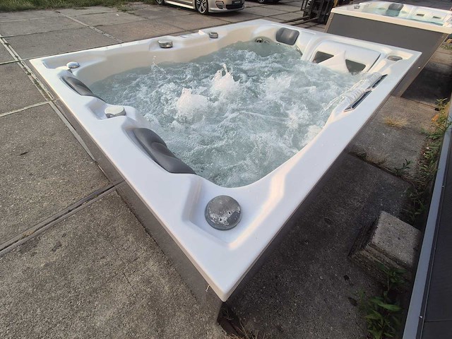 Infinitas spa mb300 pro 3 persoons jacuzzi en buitenspa - afbeelding 2 van  37
