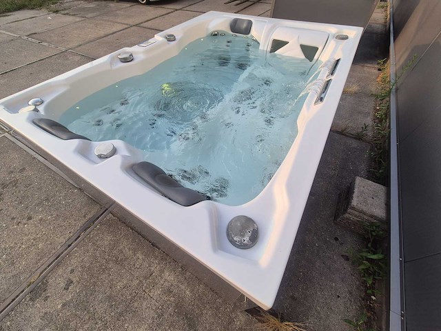 Infinitas spa mb300 pro 3 persoons jacuzzi en buitenspa - afbeelding 14 van  37