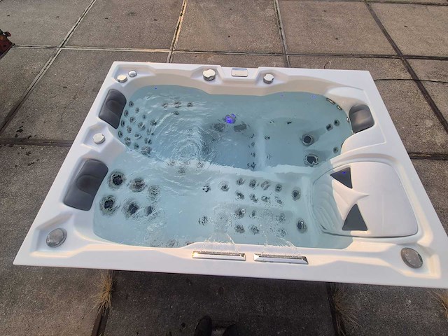 Infinitas spa mb300 pro 3 persoons jacuzzi en buitenspa - afbeelding 16 van  37