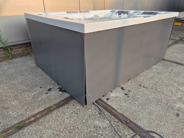 Infinitas spa mb300 pro 3 persoons jacuzzi en buitenspa - afbeelding 25 van  37