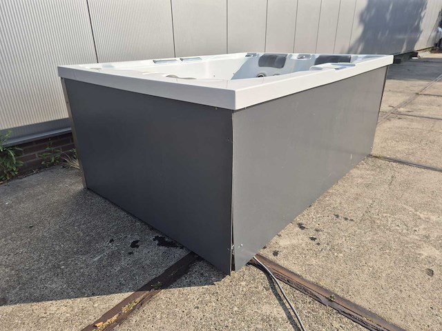 Infinitas spa mb300 pro 3 persoons jacuzzi en buitenspa - afbeelding 27 van  37