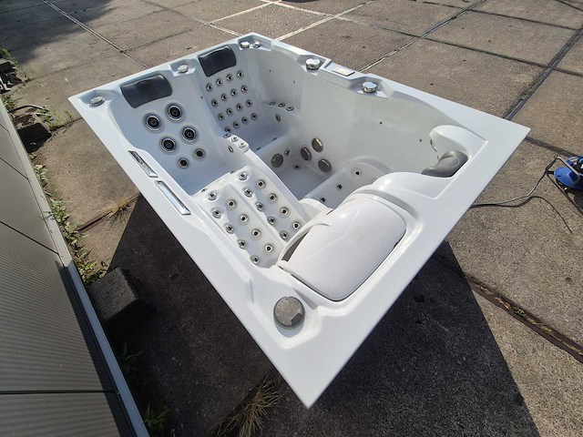 Infinitas spa mb300 pro 3 persoons jacuzzi en buitenspa - afbeelding 35 van  37