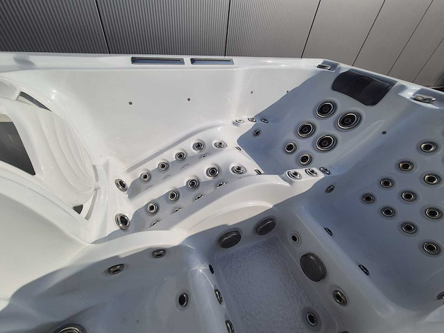 Infinitas spa mb300 pro 3 persoons jacuzzi en buitenspa - afbeelding 37 van  37