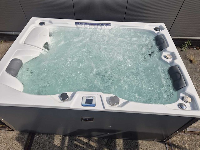Infinitas spa mb300 pro 3 persoons jacuzzi en buitenspa - afbeelding 2 van  26