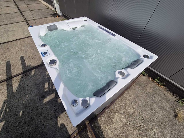 Infinitas spa mb300 pro 3 persoons jacuzzi en buitenspa - afbeelding 4 van  26