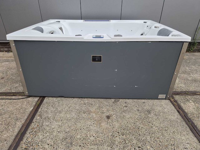 Infinitas spa mb300 pro 3 persoons jacuzzi en buitenspa - afbeelding 9 van  26