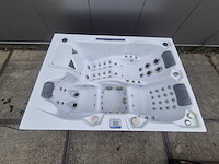 Infinitas spa mb300 pro 3 persoons jacuzzi en buitenspa - afbeelding 1 van  26