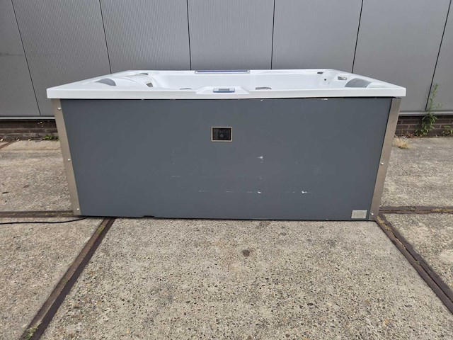 Infinitas spa mb300 pro 3 persoons jacuzzi en buitenspa - afbeelding 13 van  26