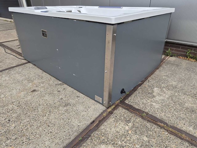 Infinitas spa mb300 pro 3 persoons jacuzzi en buitenspa - afbeelding 18 van  26