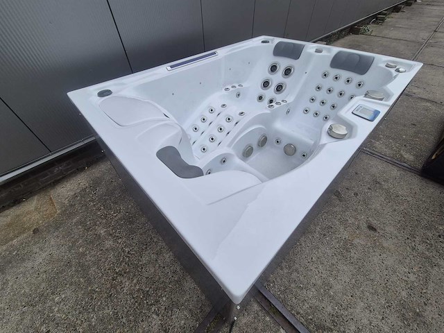 Infinitas spa mb300 pro 3 persoons jacuzzi en buitenspa - afbeelding 20 van  26