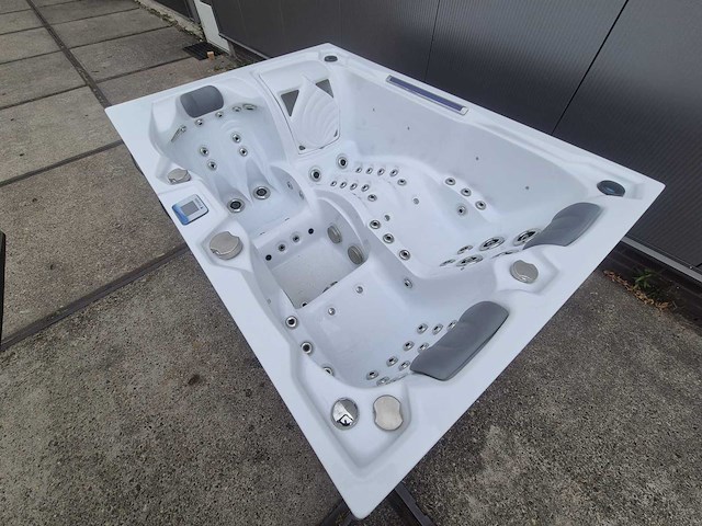 Infinitas spa mb300 pro 3 persoons jacuzzi en buitenspa - afbeelding 21 van  26