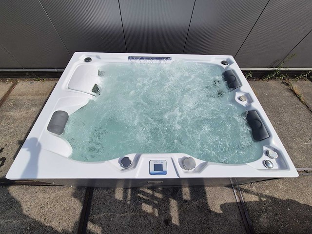 Infinitas spa mb300 pro 3 persoons jacuzzi en buitenspa - afbeelding 22 van  26