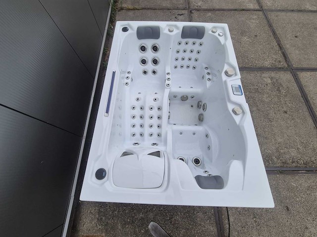 Infinitas spa mb300 pro 3 persoons jacuzzi en buitenspa - afbeelding 24 van  26