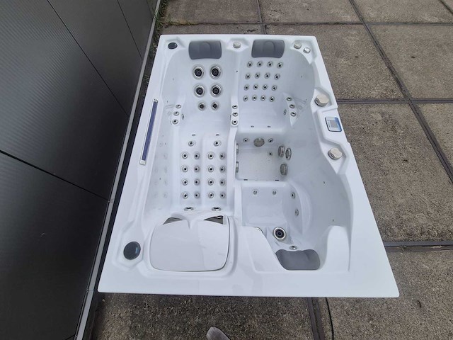 Infinitas spa mb300 pro 3 persoons jacuzzi en buitenspa - afbeelding 25 van  26