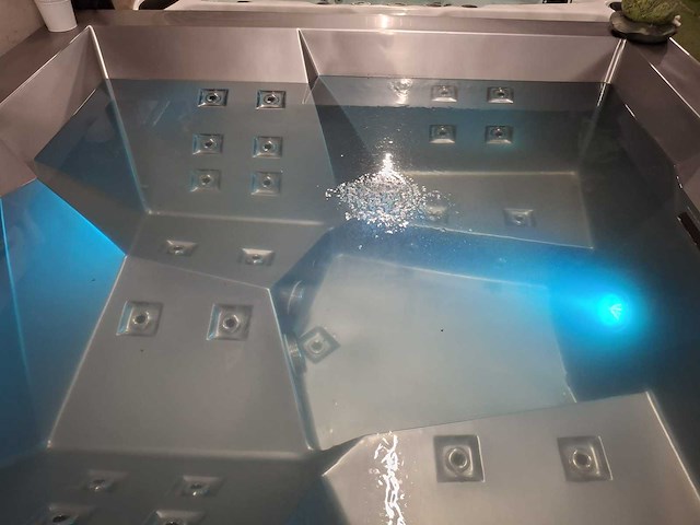 Infinitas spa the stealth 6 persoons jacuzzi en buitenspa - afbeelding 15 van  27