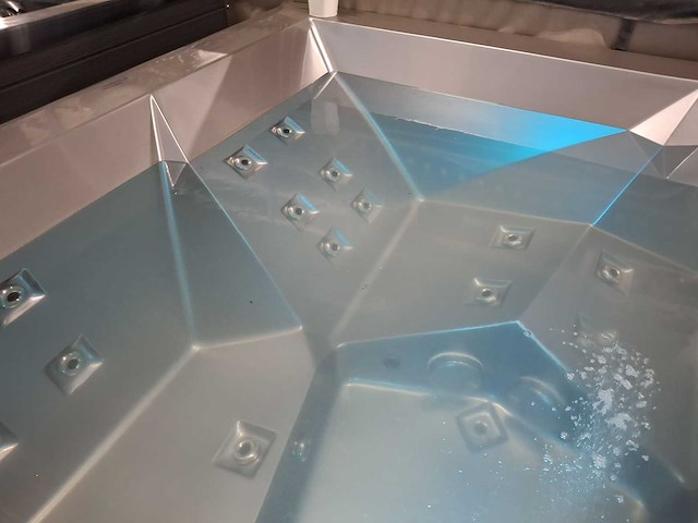 Infinitas spa the stealth 6 persoons jacuzzi en buitenspa - afbeelding 20 van  27