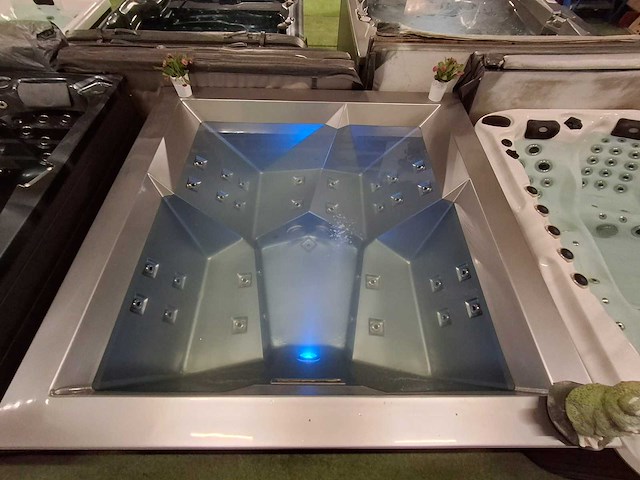 Infinitas spa the stealth 6 persoons jacuzzi en buitenspa - afbeelding 25 van  27