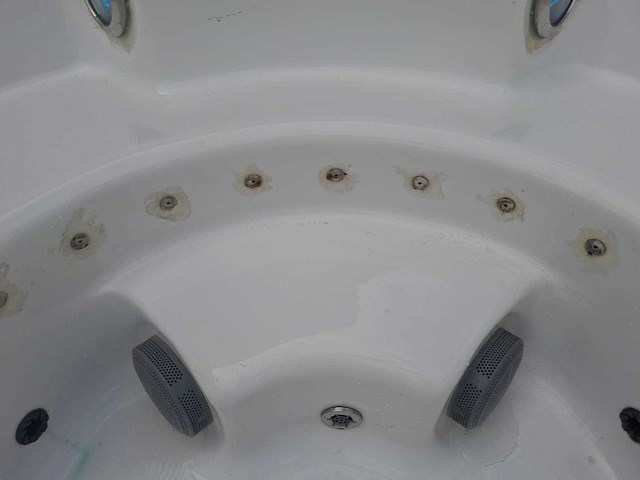 Infinitas the circle 5 persoons jacuzzi en buitenspa - afbeelding 1 van  11