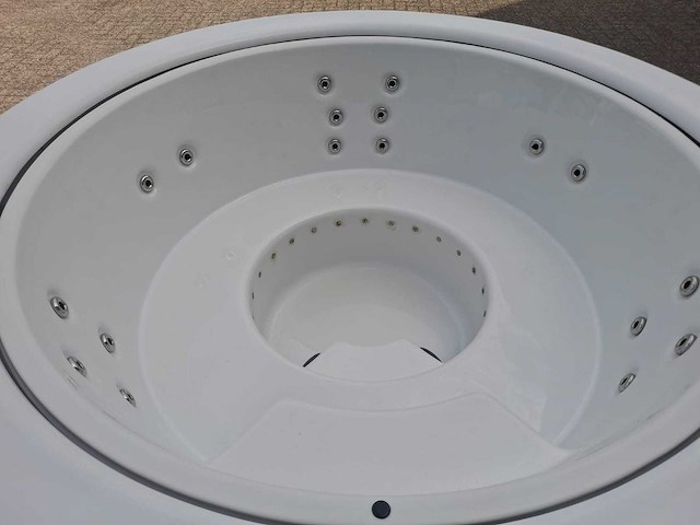 Infinitas the circle 5 persoons jacuzzi en buitenspa - afbeelding 2 van  11