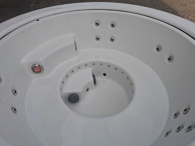 Infinitas the circle 5 persoons jacuzzi en buitenspa - afbeelding 4 van  11