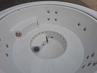 Infinitas the circle 5 persoons jacuzzi en buitenspa - afbeelding 4 van  11