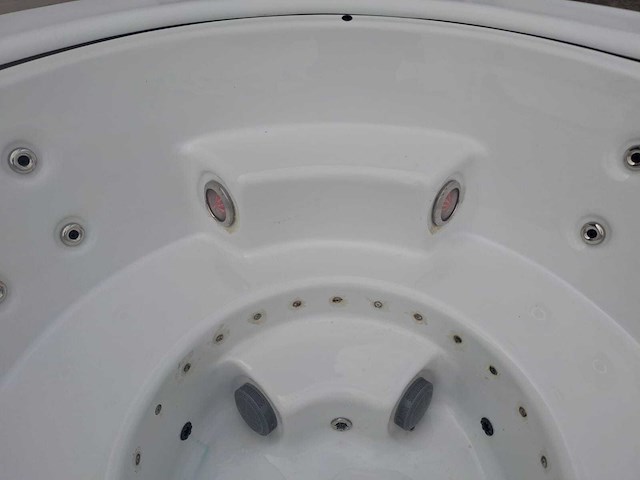 Infinitas the circle 5 persoons jacuzzi en buitenspa - afbeelding 5 van  11