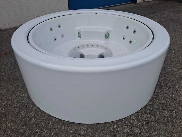 Infinitas the circle 5 persoons jacuzzi en buitenspa - afbeelding 6 van  11