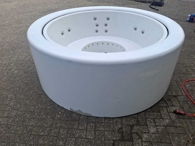 Infinitas the circle 5 persoons jacuzzi en buitenspa - afbeelding 7 van  11
