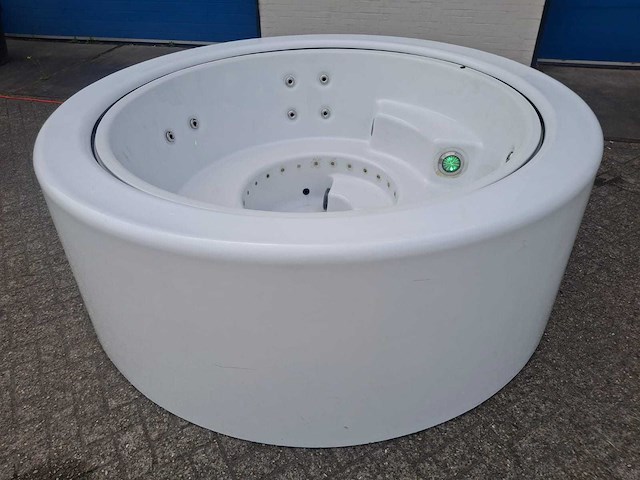 Infinitas the circle 5 persoons jacuzzi en buitenspa - afbeelding 8 van  11
