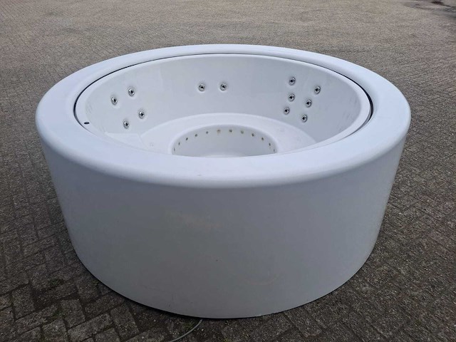 Infinitas the circle 5 persoons jacuzzi en buitenspa - afbeelding 10 van  11