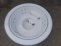 Infinitas the circle 5 persoons jacuzzi en buitenspa