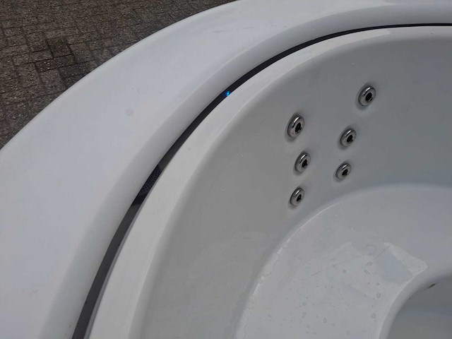 Infinitas the circle 5 persoons jacuzzi en buitenspa - afbeelding 2 van  26