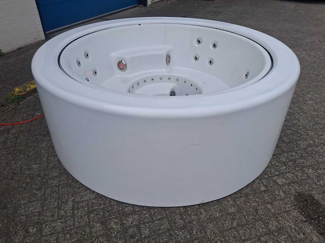 Infinitas the circle 5 persoons jacuzzi en buitenspa - afbeelding 7 van  26
